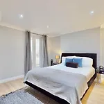 Tube & Notting Hill Nearby - Garden Flat Haven